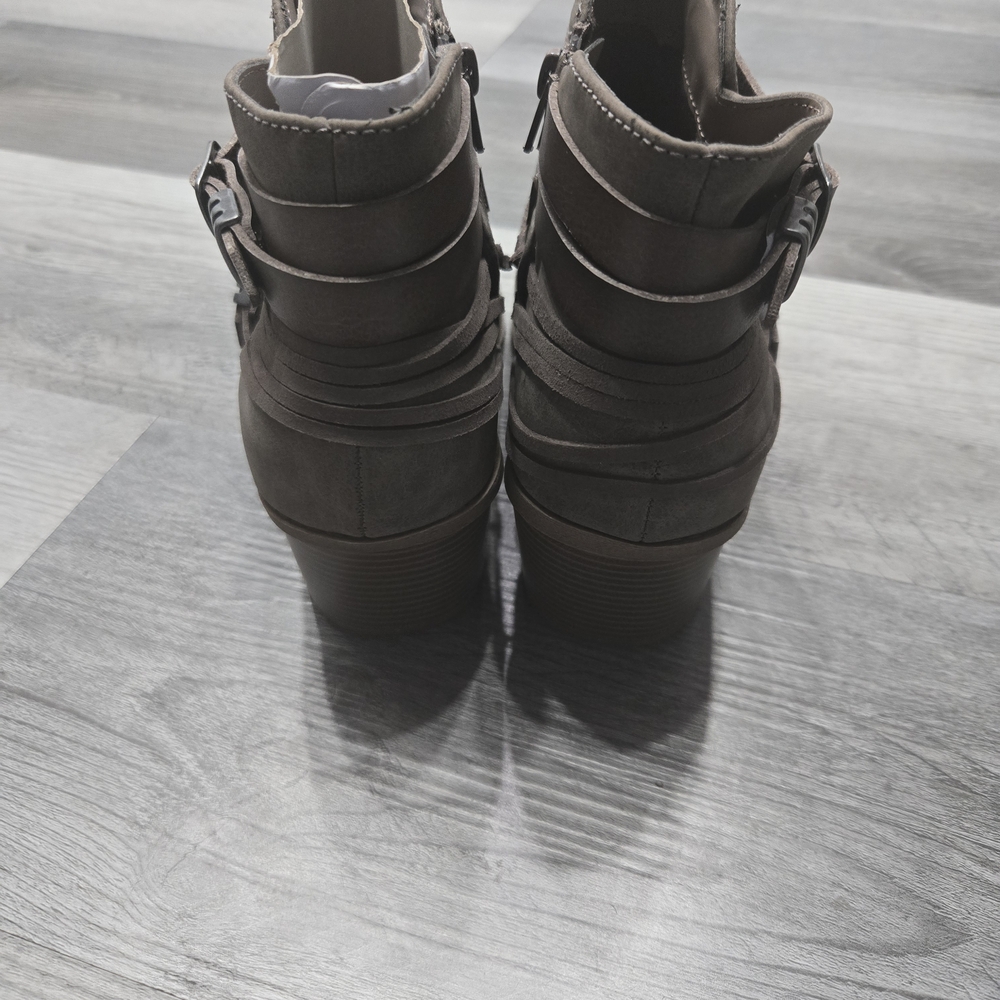 PoP Antelope ankle mini boots in a taupe suede-like material Size 9.5 - Picture 3 of 5